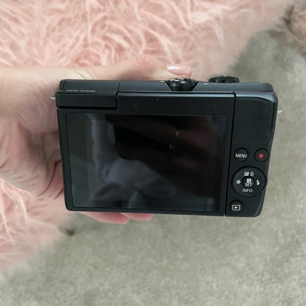 Canon EOS M200